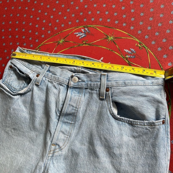 Levi’s women’s Lo Pro style light denim size 31 - Picture 2 of 7